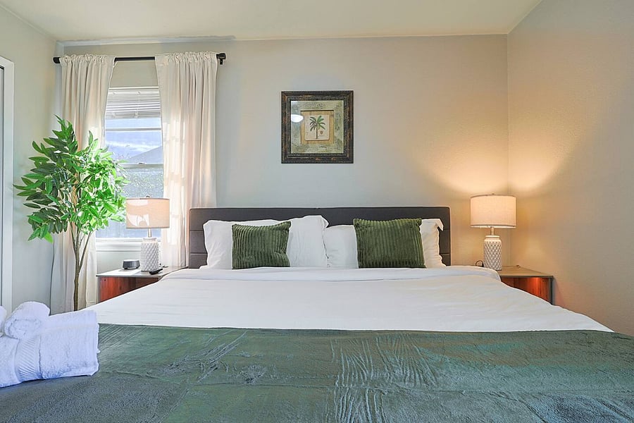 Bedroom 4
-King bed