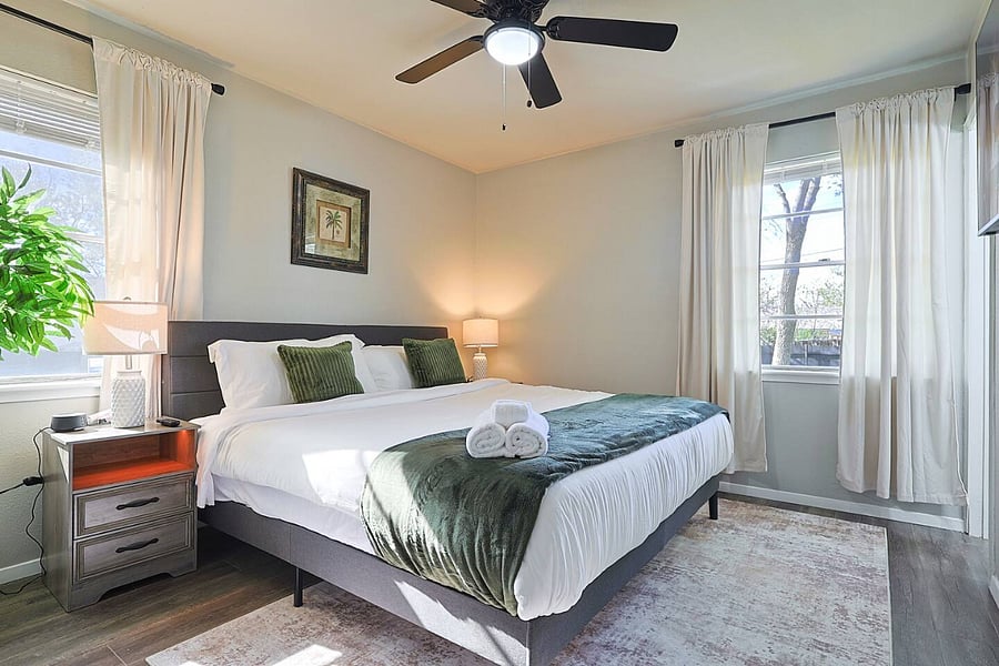 Bedroom 4
-King bed