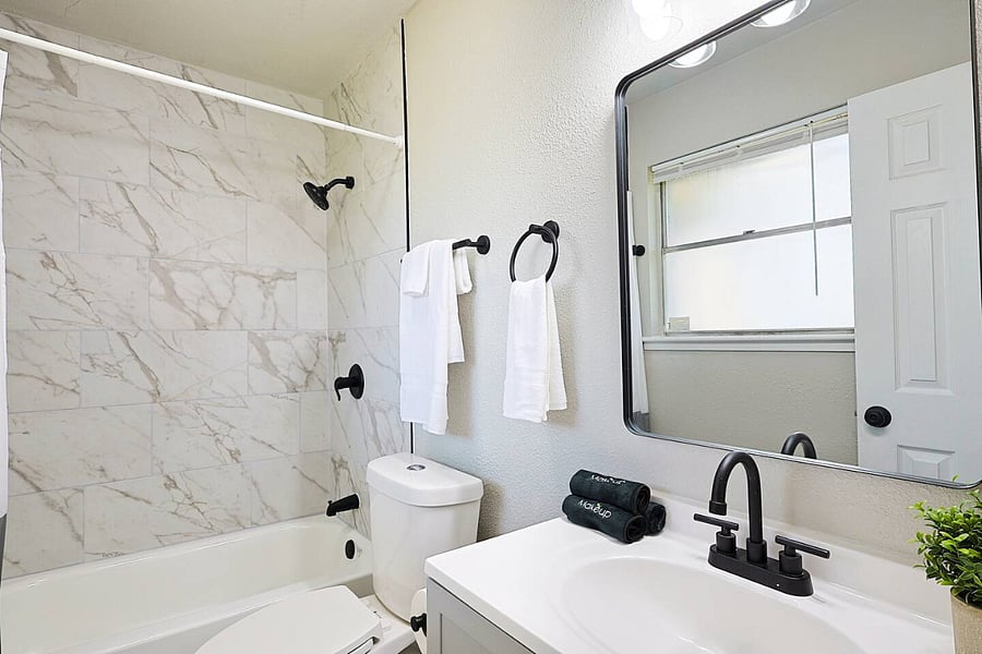 Full Bathroom 2