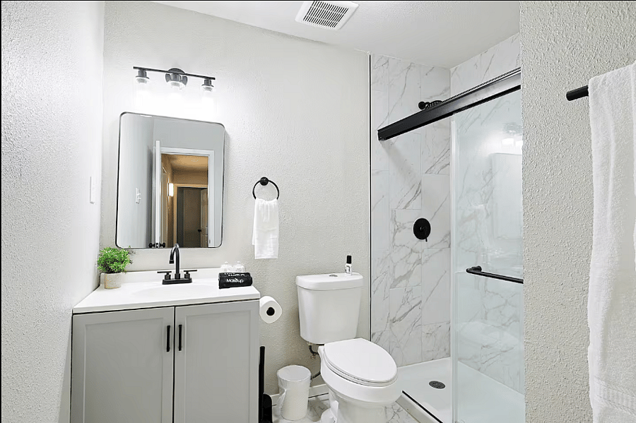 Full Bathroom 1