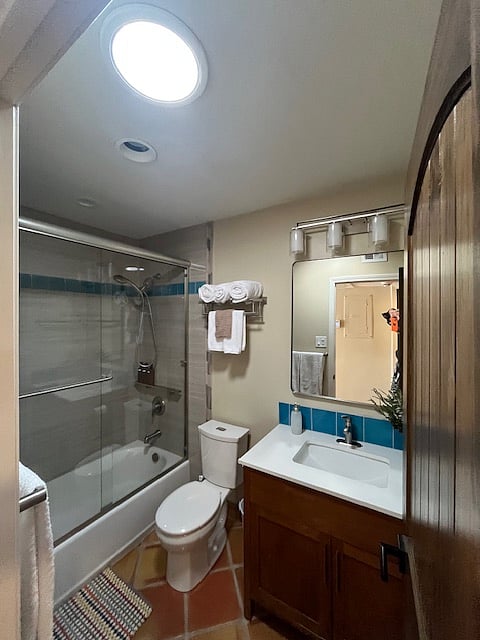 Full bathtub with handheld shower