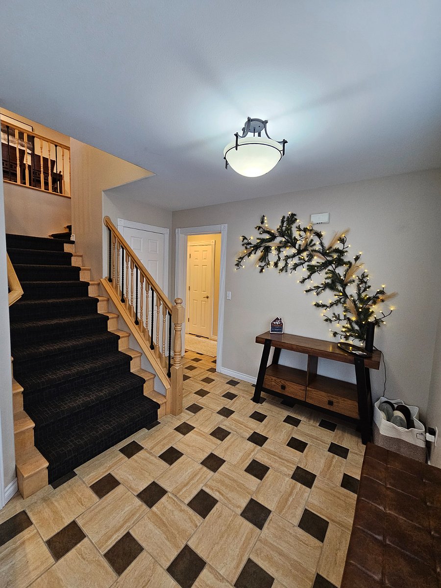 Large entryway with light feature