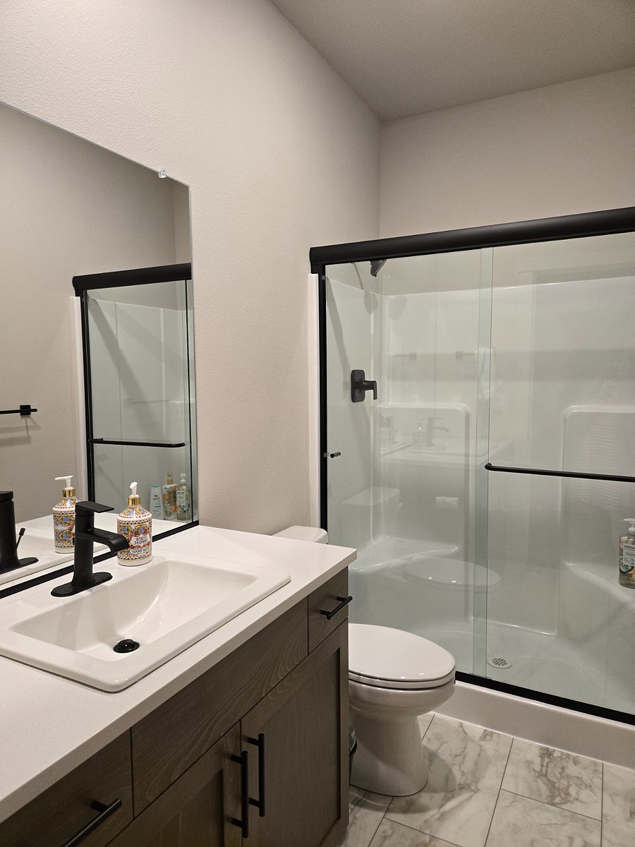 Bathroom (Downstairs)