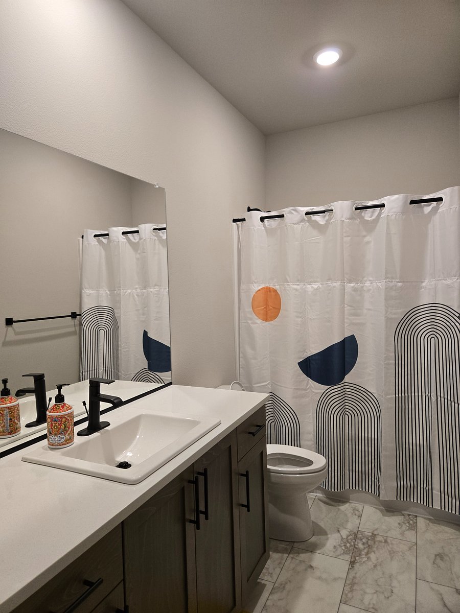 Bathroom (Upstairs)