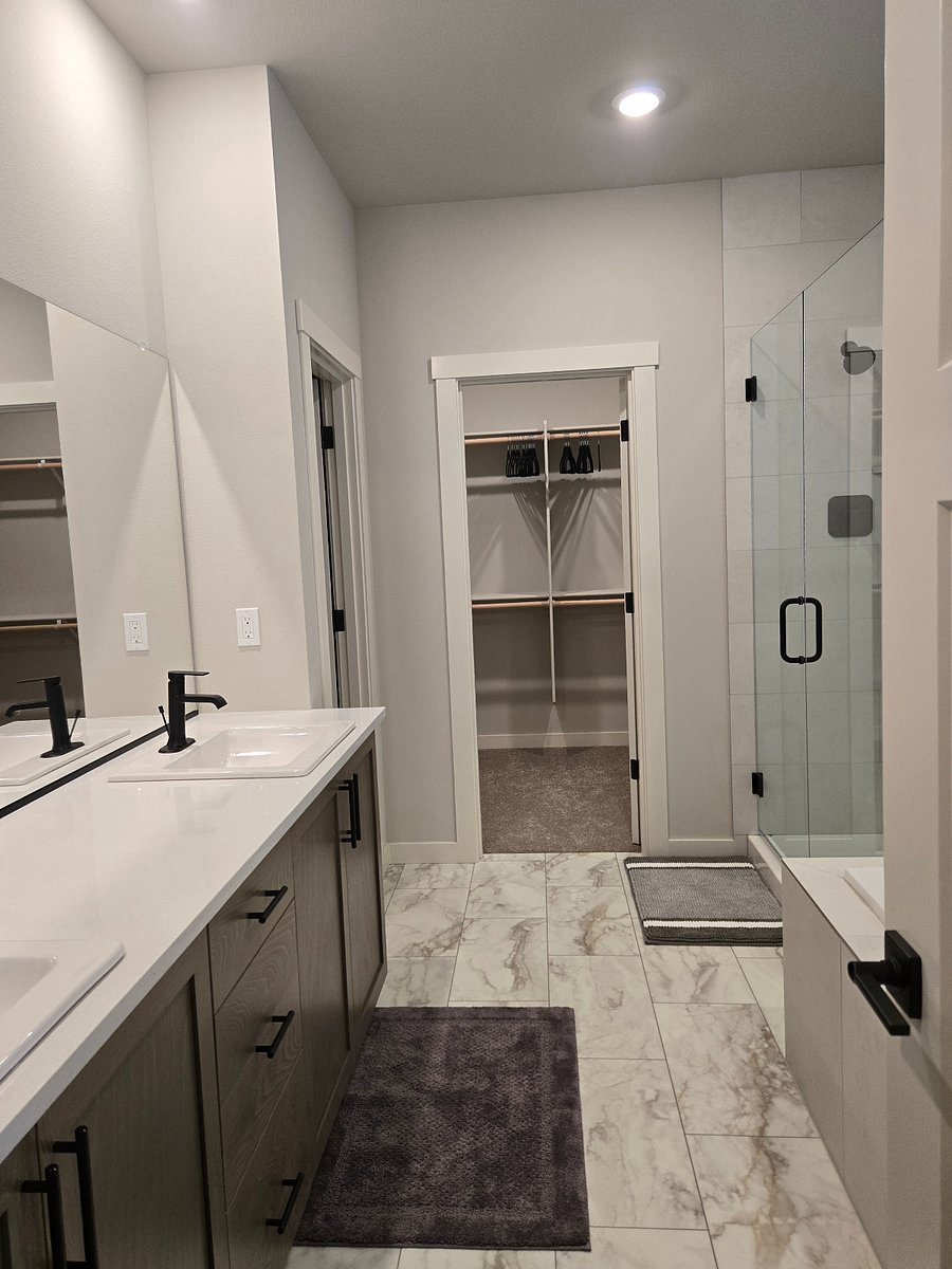 Primary Bathroom En Suite with Walk-in Closet