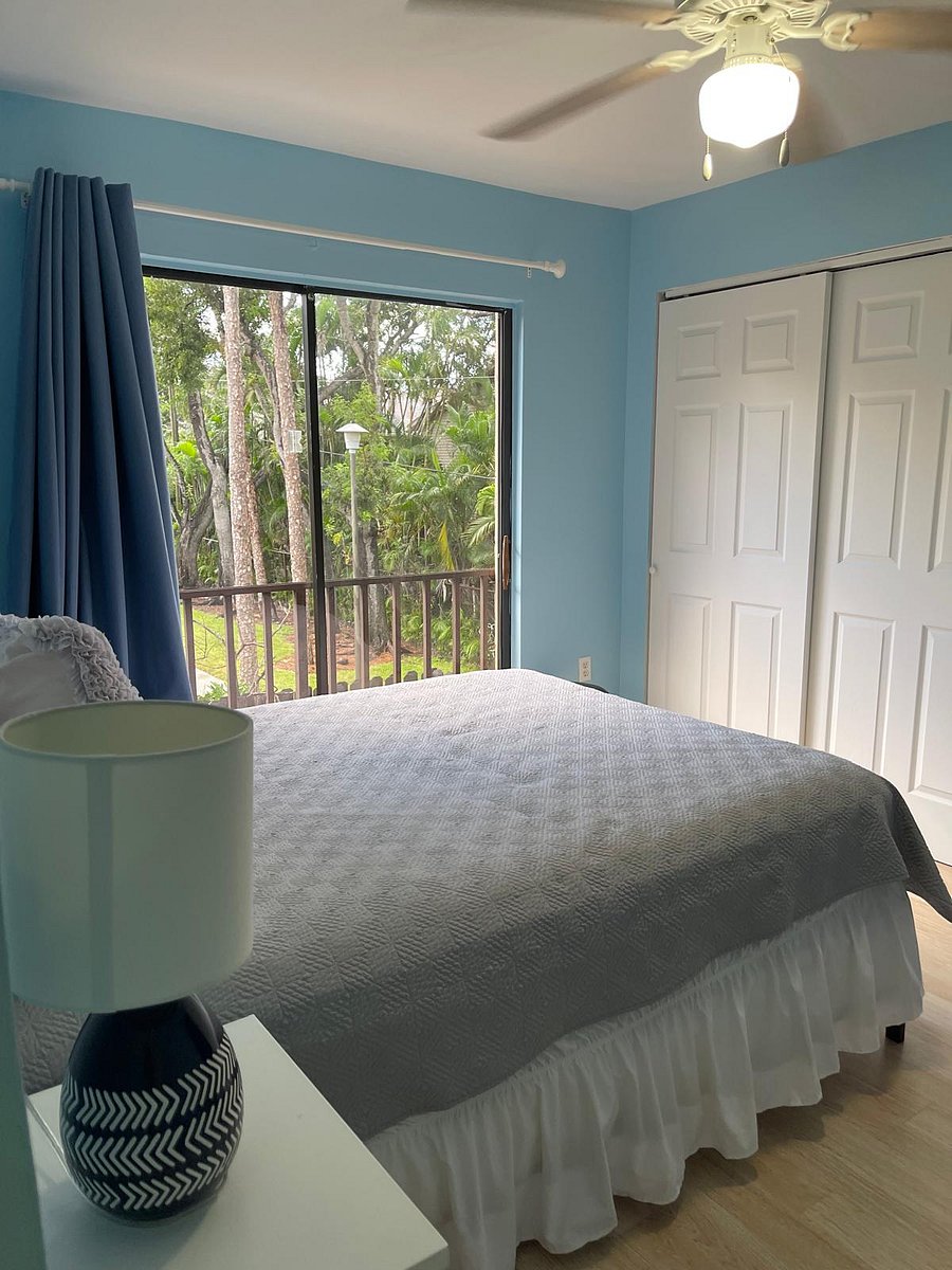 Queen size bed with a beautiful garden view.