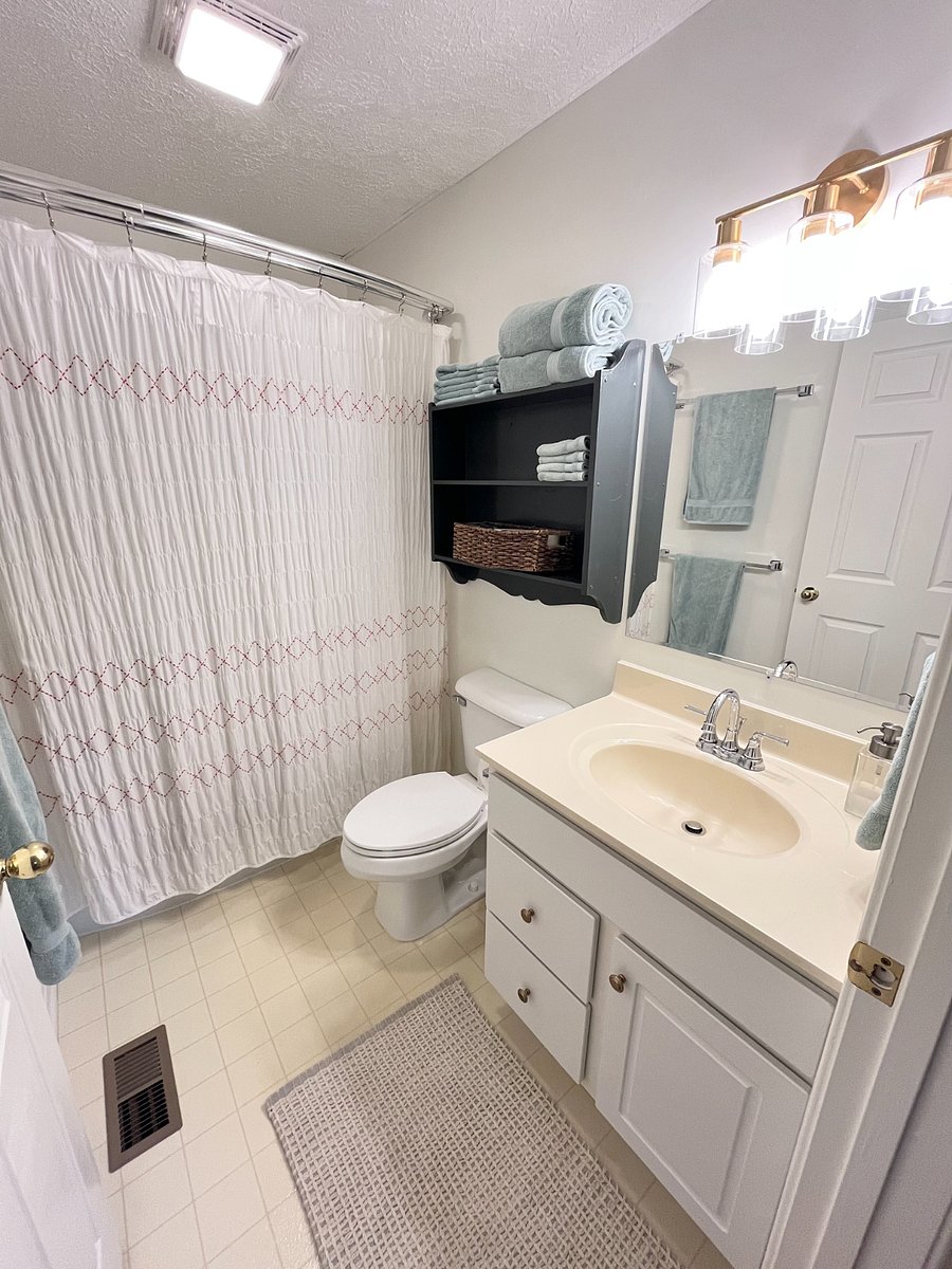 bathroom with tub/shower combo