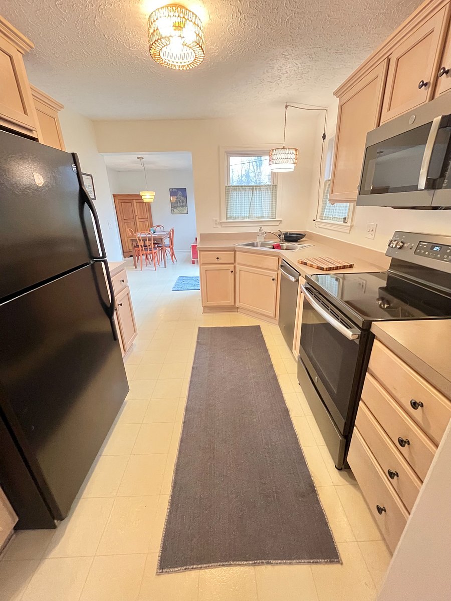 roomy kitchen with all full sized appliances--including a dishwasher!