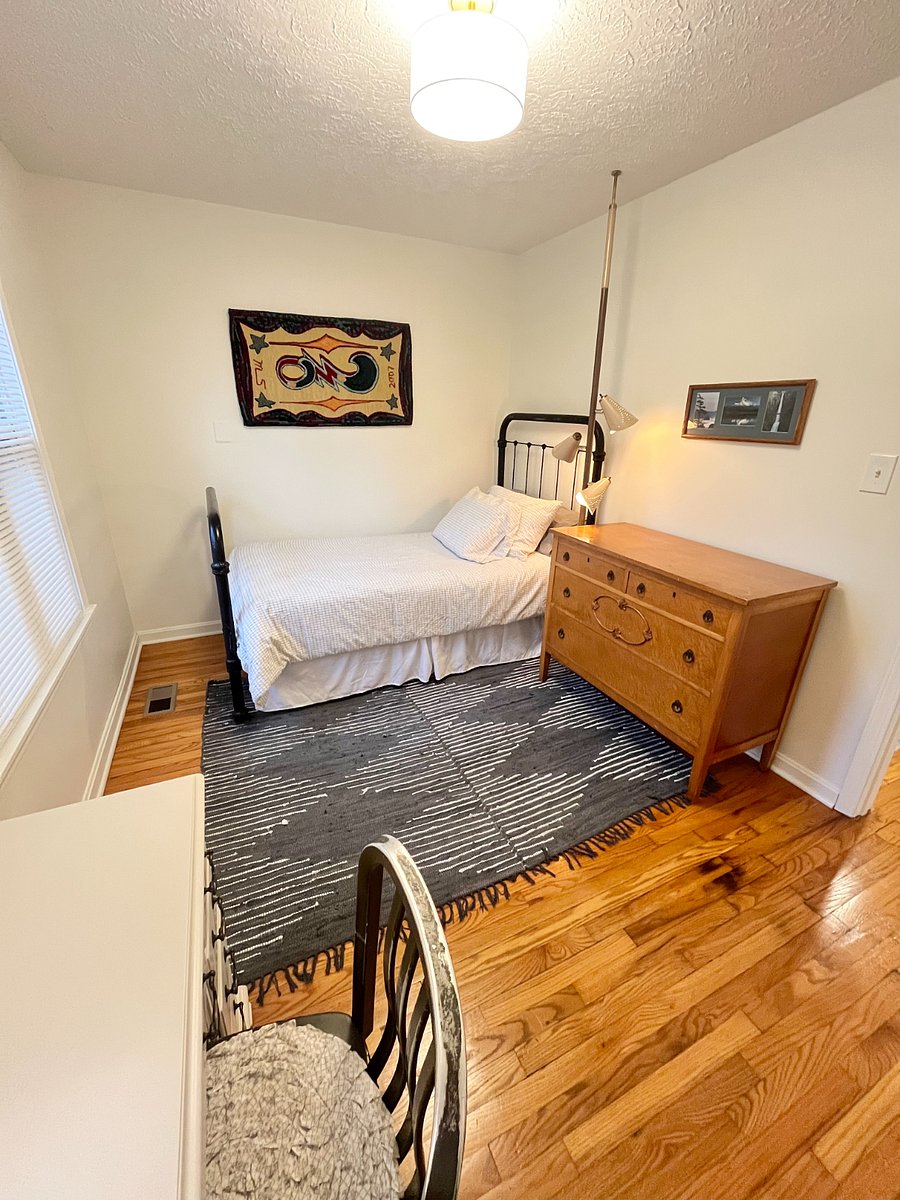 secondary bedroom with twin bed and desk (with privacy blinds)