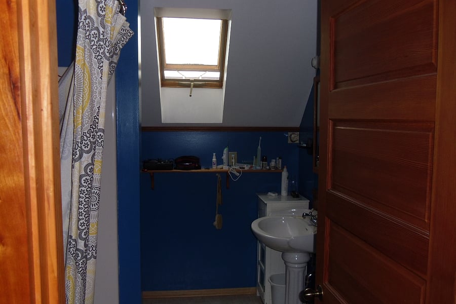 Upstairs bathroomP