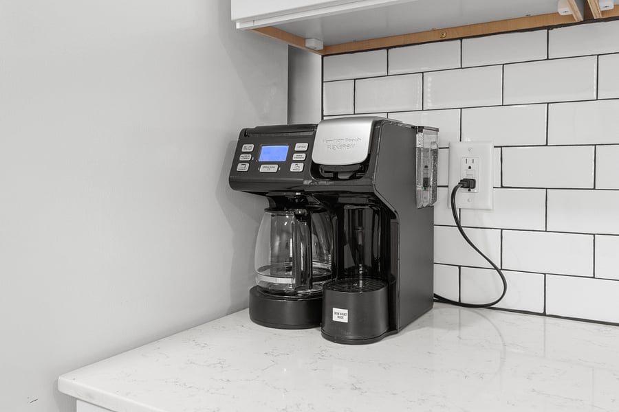 Keurig coffee pot for individual and full pot use