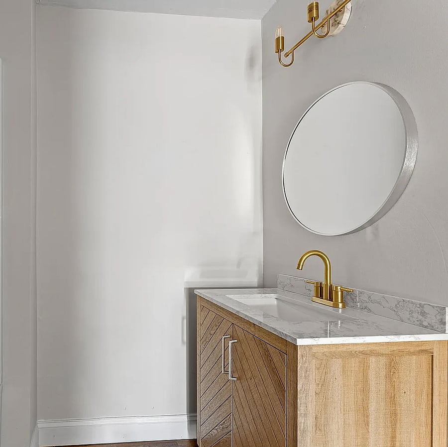 Shower/Tub combo bathroom
