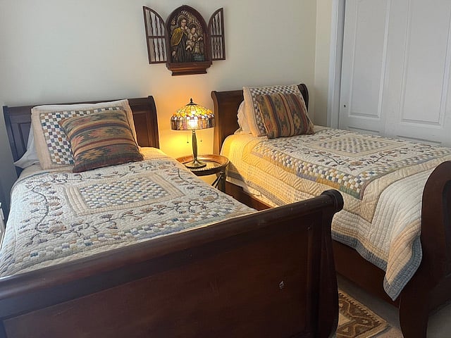 Bedroom 2; Twin beds