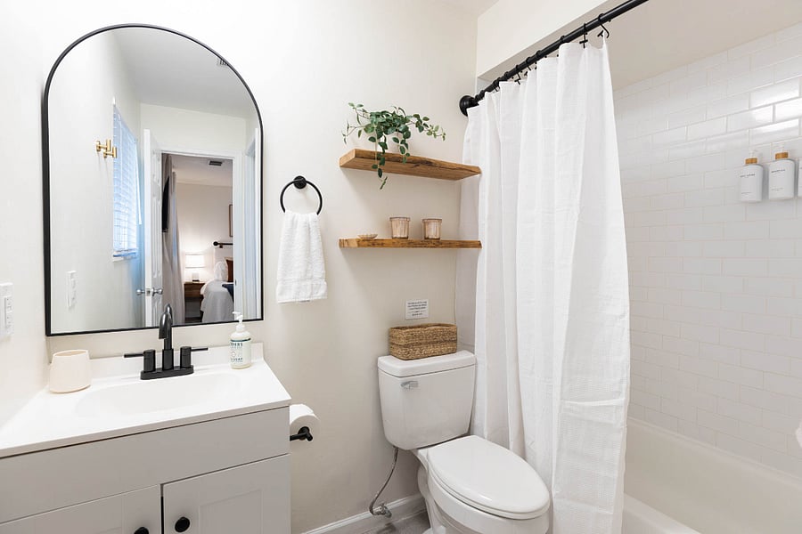 Full bathroom with tub/shower combo, fresh towels, and essential toiletries provided