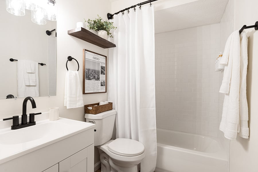 Clean, updated bathroom with full tub/shower and fresh towels. Shampoo, conditioner, & body wash provided.