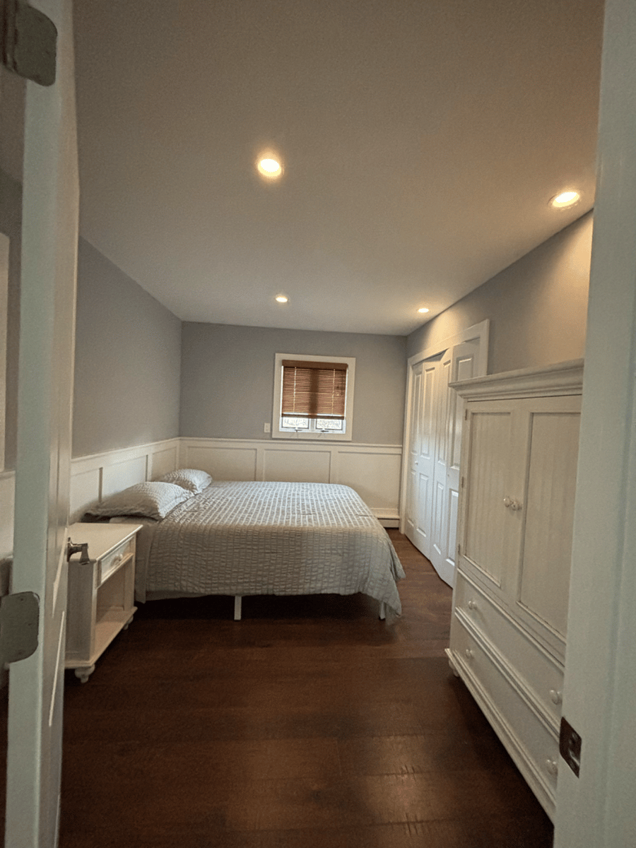bedroom 1 queen size bed