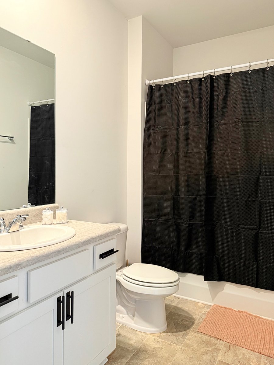 Secondary Full Bathroom 