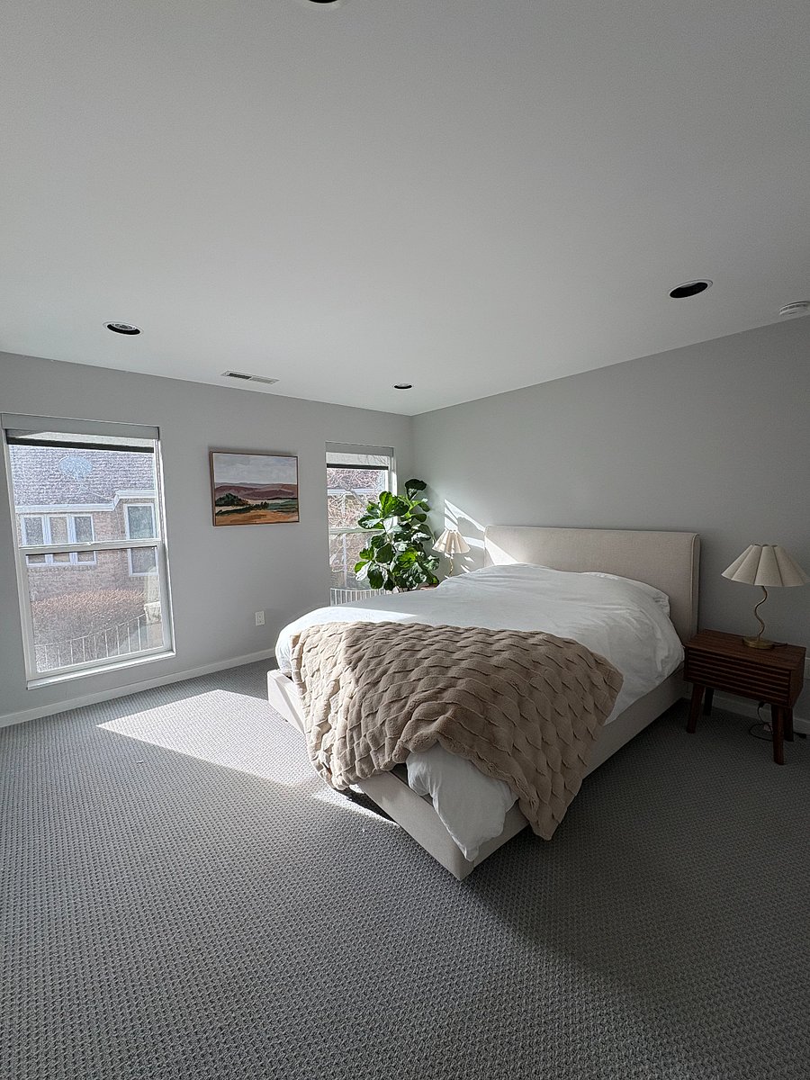First bedroom on the middle floor -  Queen bed