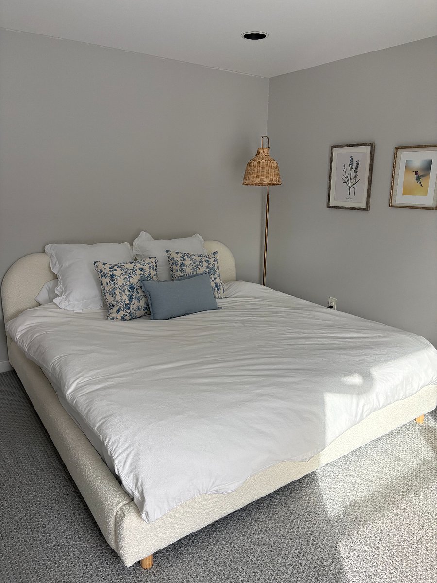 Second bedroom on the middle floor - King bed