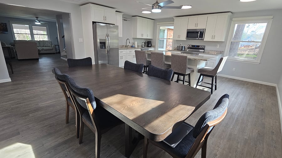Kitchen table has 8 seats + kitchen island has 4 seats