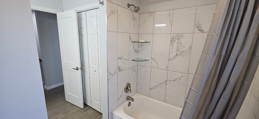 upstairs bathroom shower/bath