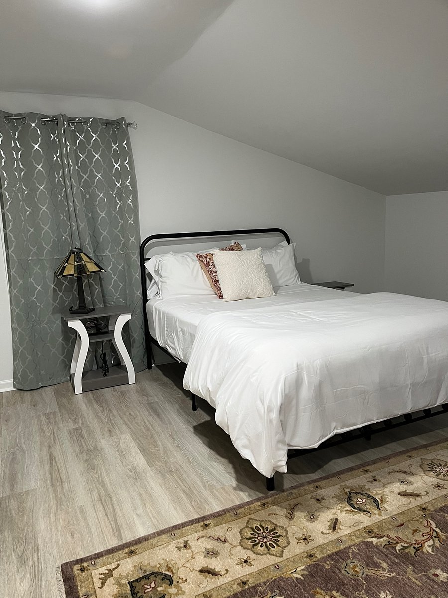2nd Floor Bedroom Queen
