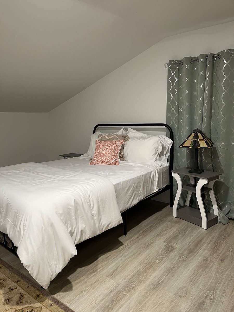 2nd Floor Bedroom Queen