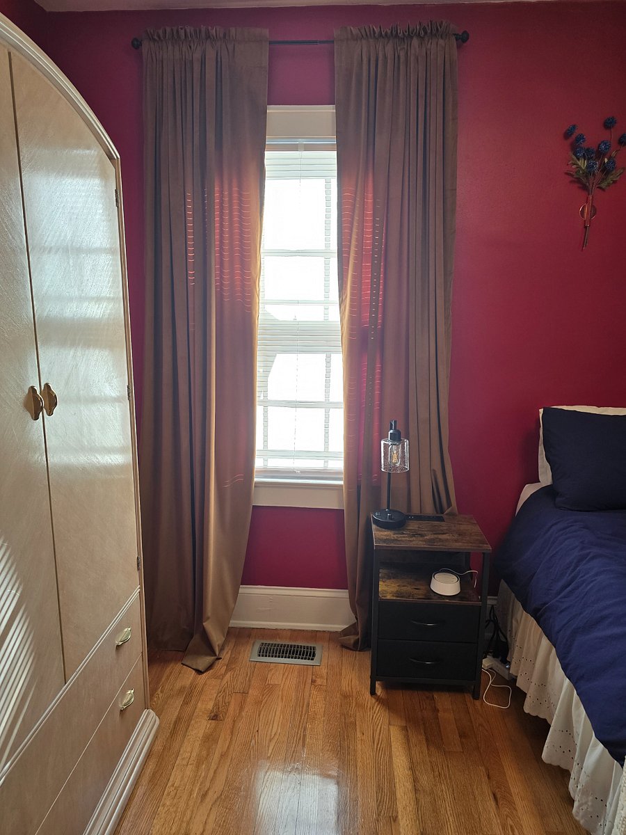 Master bedroom - blinds with room darkening curtains