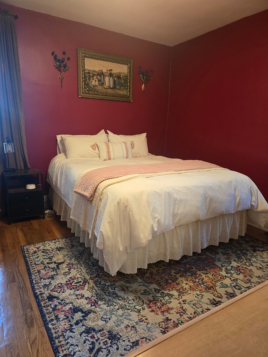 Master bedroom with Queen bed