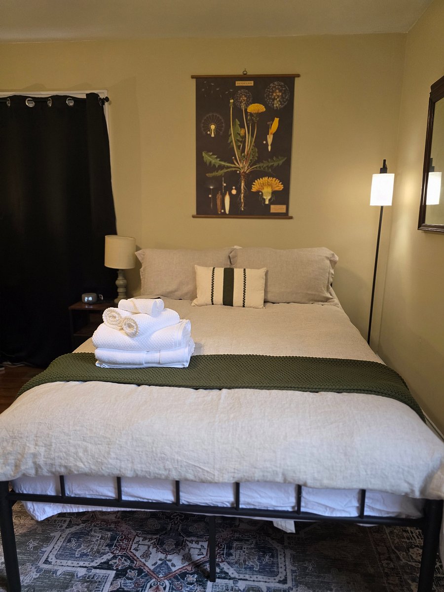 2nd bedroom - soft, clean towels with room darkening curtains