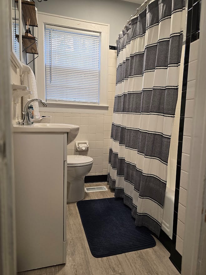 Bathroom - full sized tub and shower curtain with bath mat