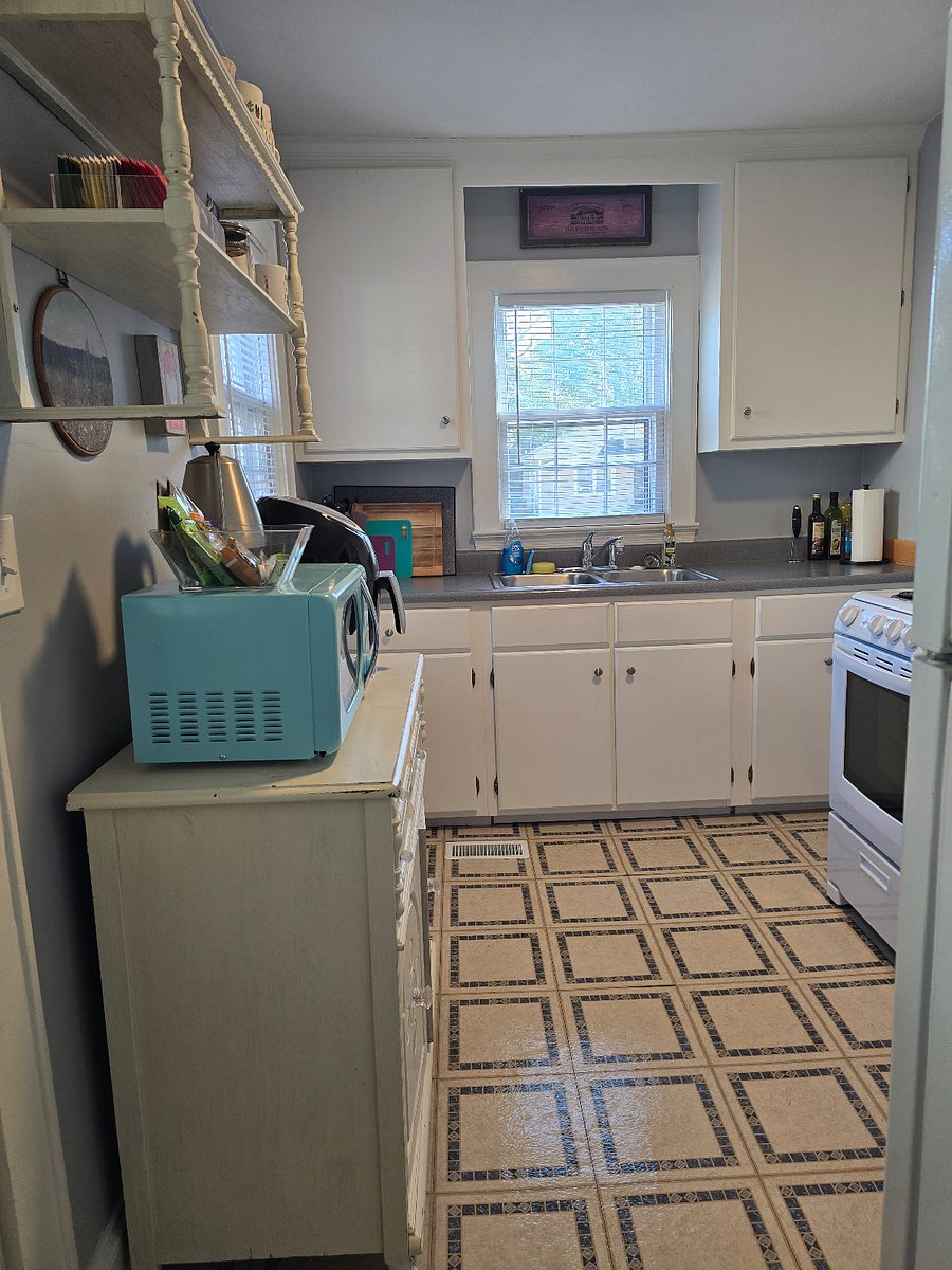 Kitchen - microwave, air fryer, tea kettle, oven/stove