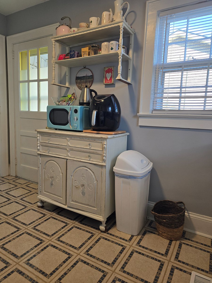 Kitchen - microwave, air fryer, tea kettle, oven/stove; trash can and recycling