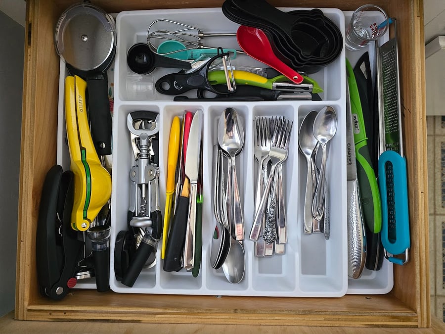 Kitchen - various utensils, wine openers, lemon squeezer, et als.