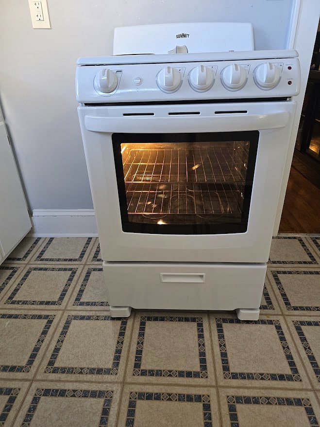 Kitchen - oven light vibes