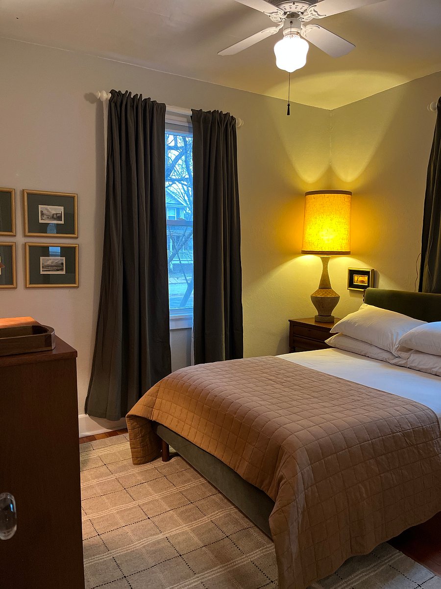 Cozy full-sized bedroom on first floor.