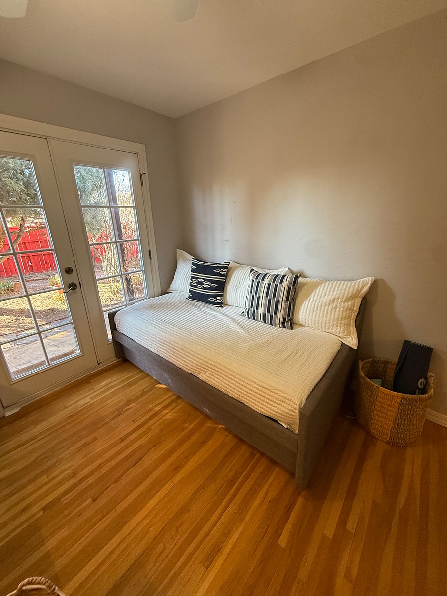 Twin bed with trundle in 4th bedroom