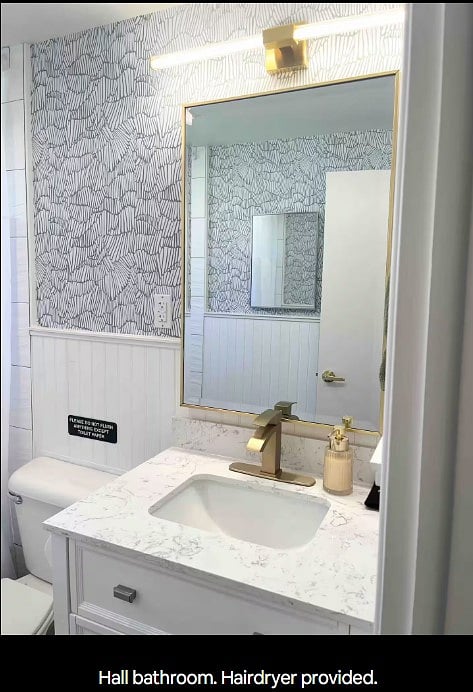 hall bathroom with full tub/shower combination.