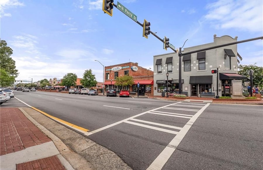 Short walk to downtown dining, coffee and shopping