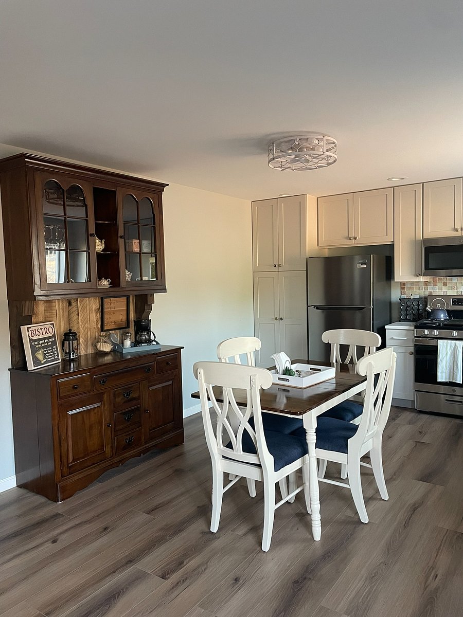 coffee bar and eat in table/chairs