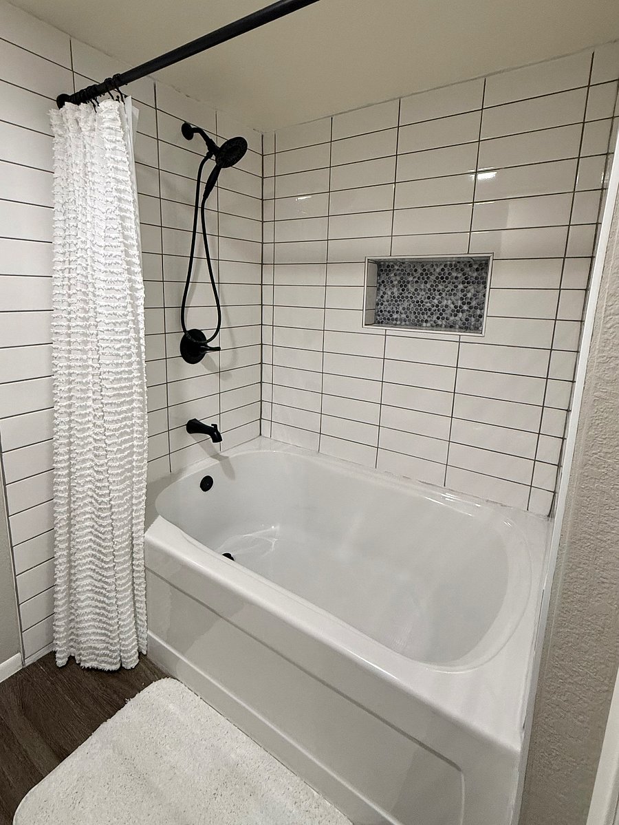 Oversized Bathtub | Handheld Shower Head