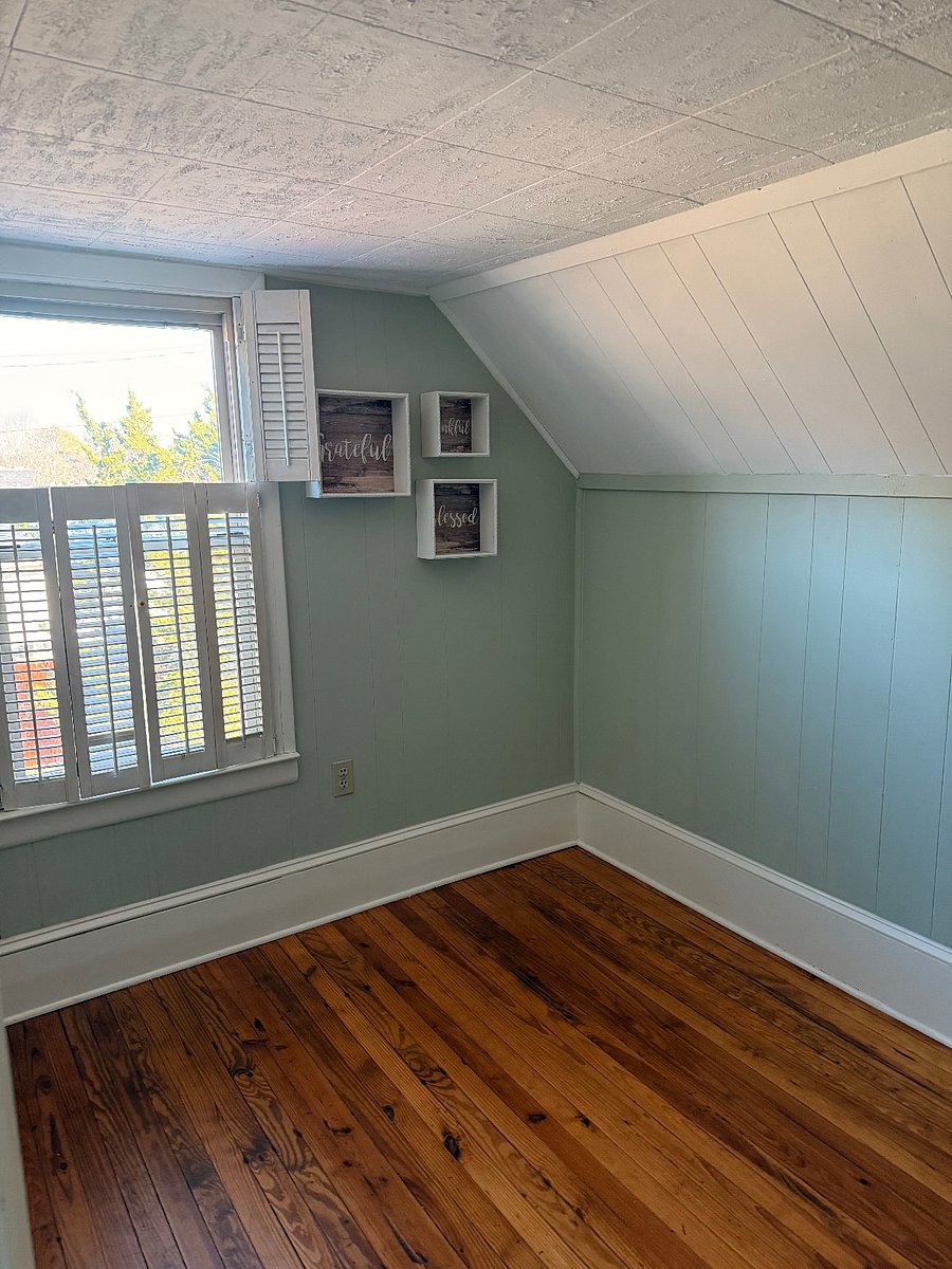 Small upstairs room, adjacent to the bath. Can be used for light storage, or make it your own little niche.