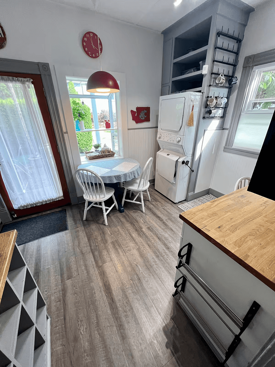 Kitchen (Main Floor) with Washer/Dryer