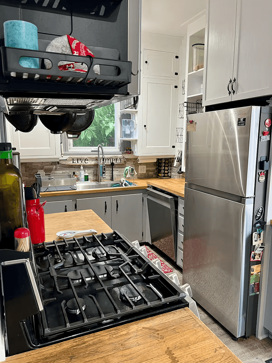 Kitchen (Main Floor)