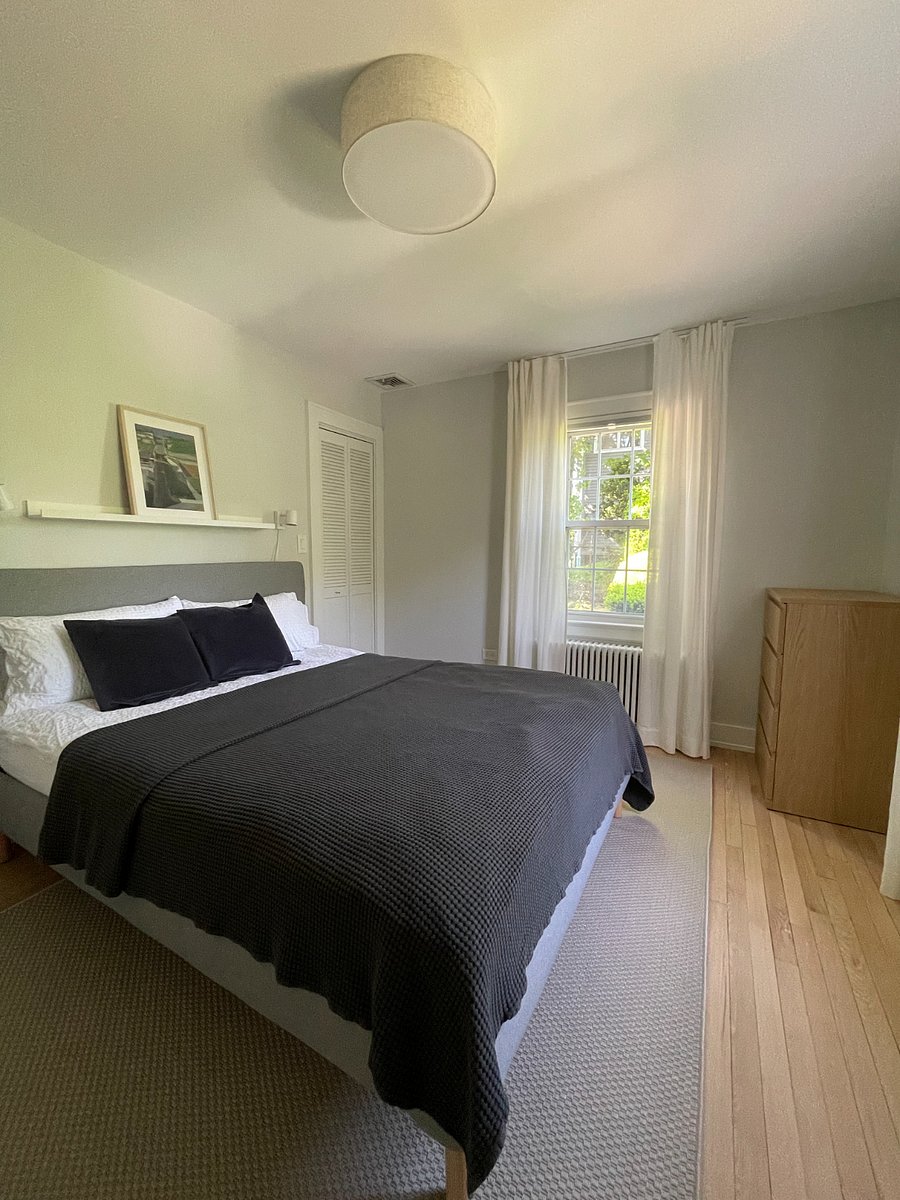 Bedroom 1- Queen Bed