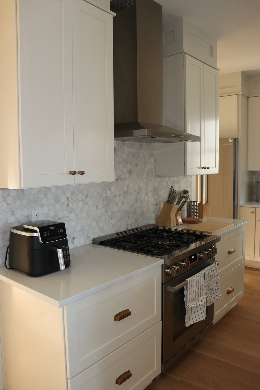 Shared kitchen, view 2.