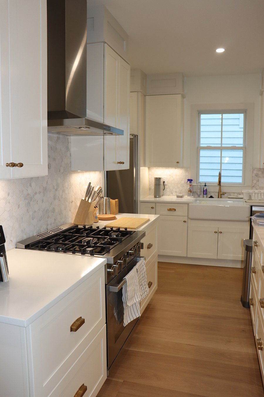 Shared kitchen, view 4.