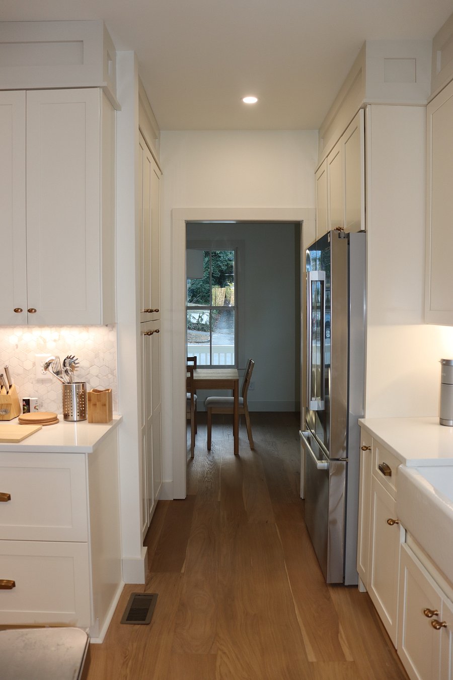 Shared kitchen to dinning room. 