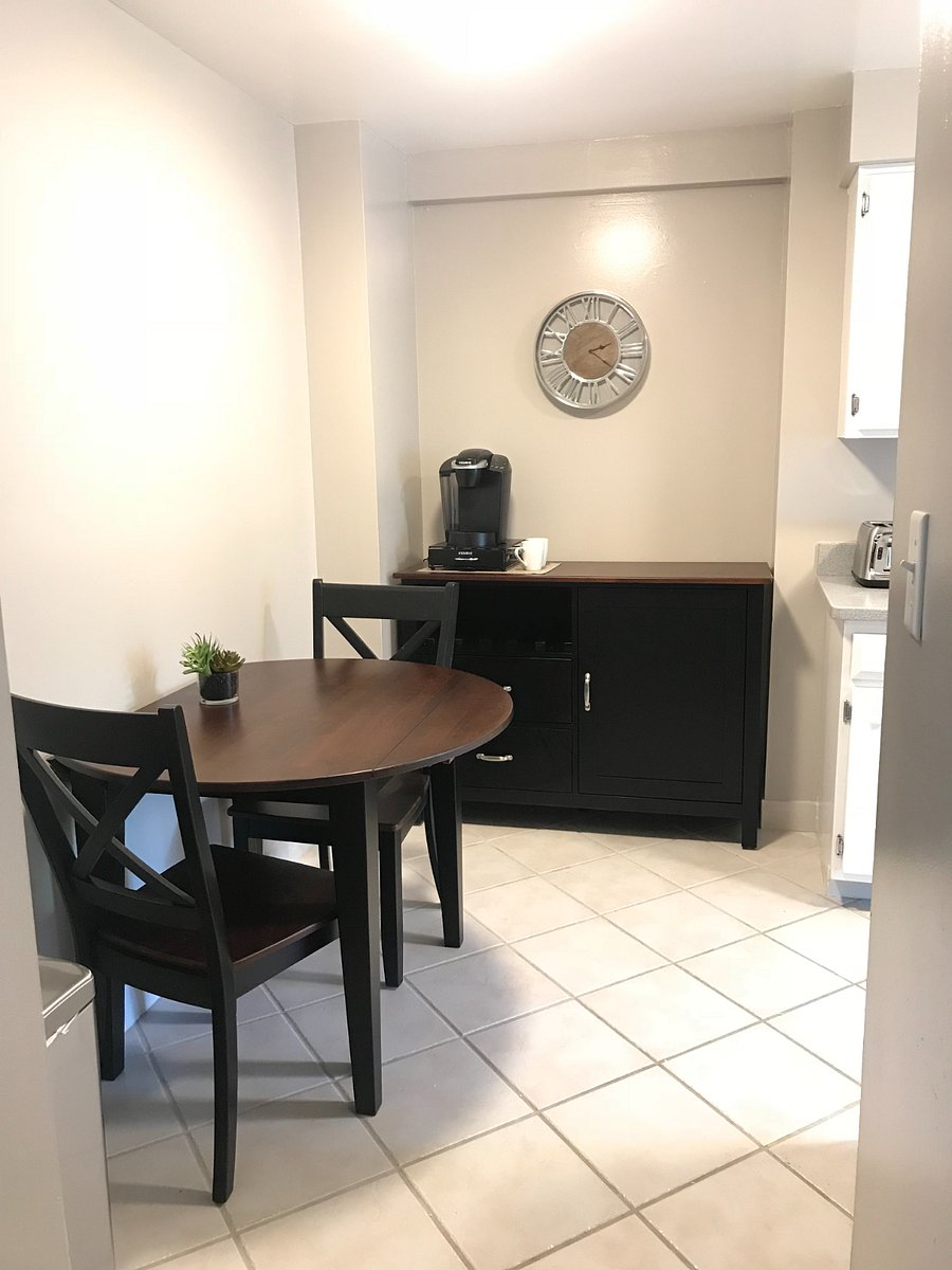 kitchenette w/ coffee bar
