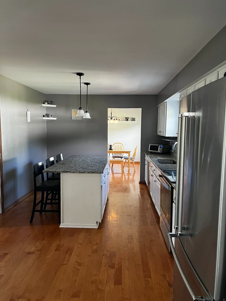 Kitchen - In Kitchen Eating Island - Dishwasher - Electric Oven/Stove - Microwave - Refrigerator / Freezer